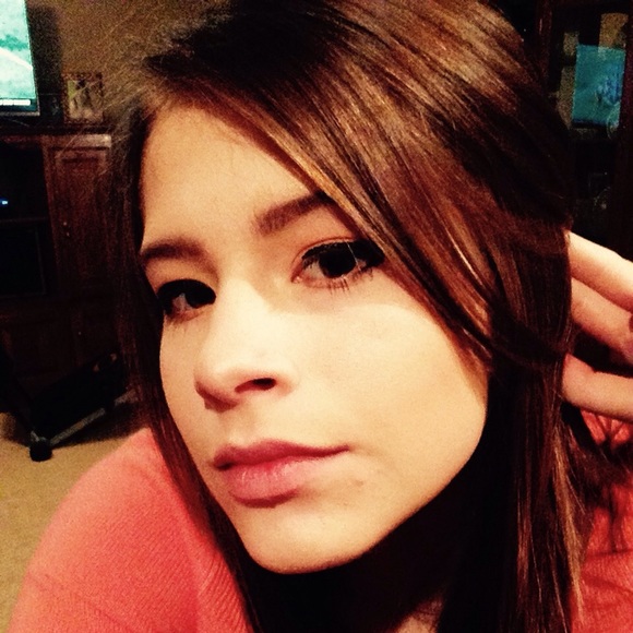 Meet your Posher, Emily - Picture 1 of 2